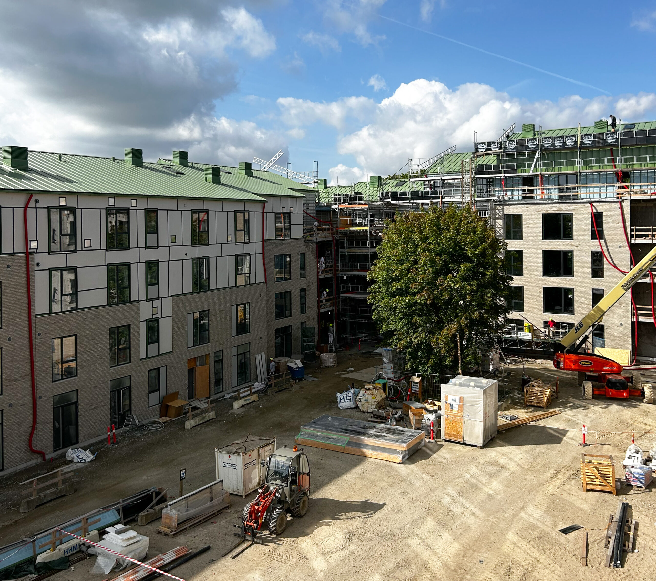 Kom med bag byggehegnet